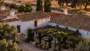 El día del notario al comprar una finca rústica: documentos, gastos y qué se firma